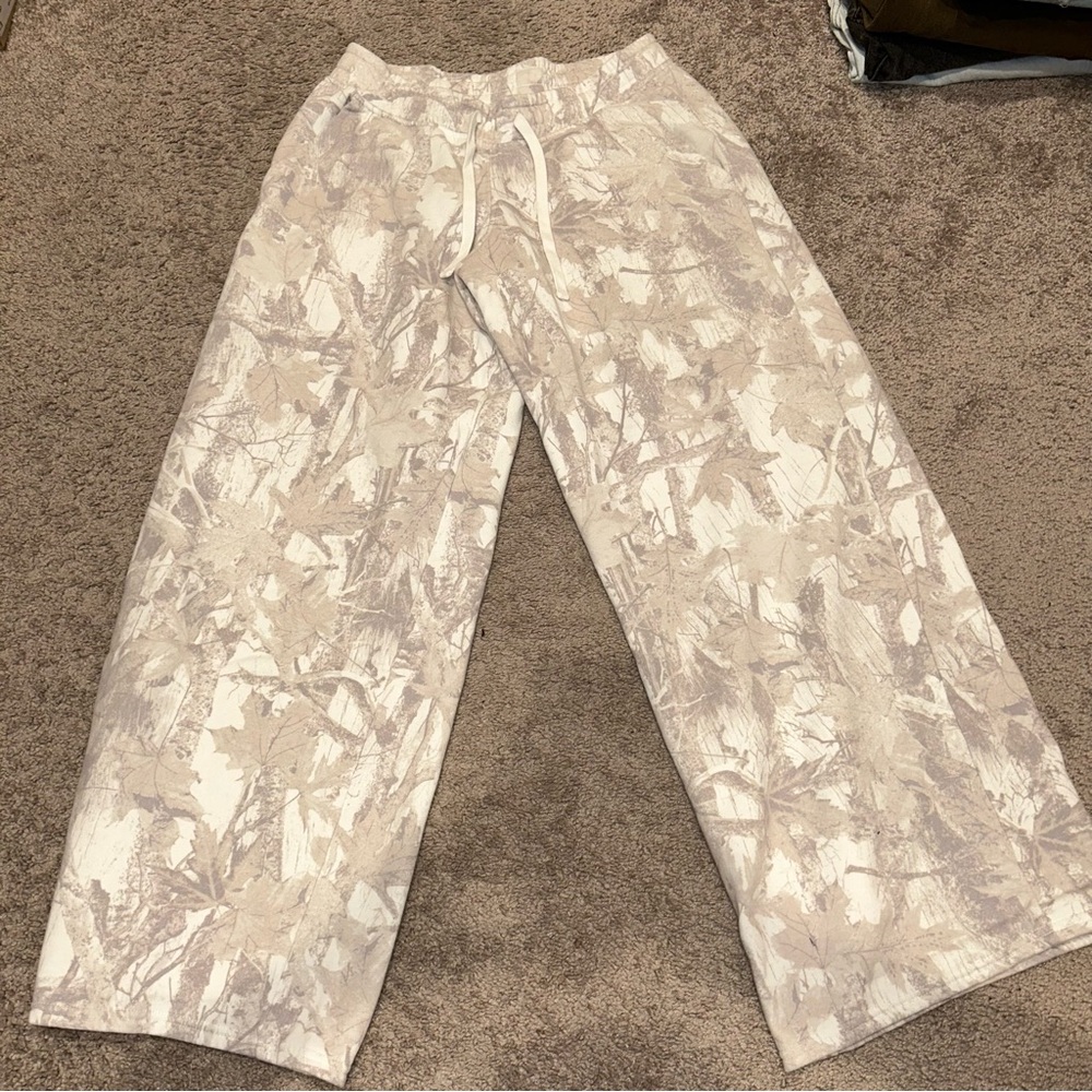 Hollister Women’s Straight Leg Camo Sweatpants